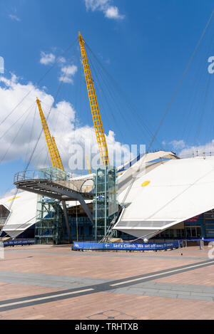 London, Regno Unito - 1 Maggio 2018: scale per il percorso sul tetto dell'Arena O2 nel nord della penisola di Greenwich Foto Stock