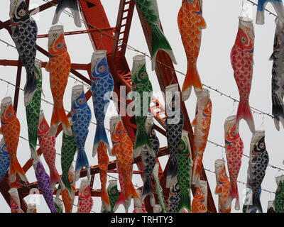 Koi-Nobori (giapponese pesce Koi manica a vento) presso la torre di Tokyo nella primavera 2019 Foto Stock