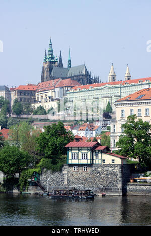 Vltava, west bank e la Cattedrale di San Vito a Praga, Repubblica Ceca Foto Stock