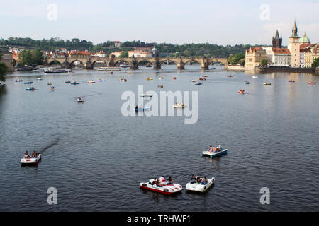 Barche a remi sul Fiume Vltava visti dalla maggior parte Legií a Praga, Repubblica Ceca Foto Stock