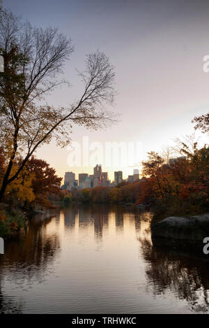 Tramonto a Central Park in una fresca giornata autunnale con foglie colorate e grattacieli in background Foto Stock