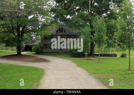 Concord, Massachusetts. Old Manse in Minute Man National Historic Park, una volta casa di noti autori americani Ralph Waldo Emerson e Nathaniel Biancospino Foto Stock