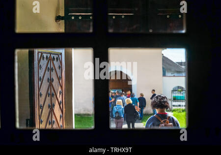 Le persone che frequentano Giovanni Battista alla Chiesa, Halshany villaggio nella regione di Grodno, Bielorussia. Una chiesa cattolica romana in stile barocco. Foto Stock