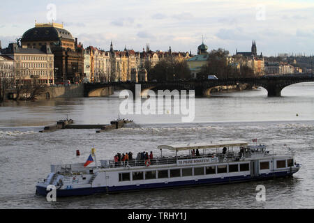 Vue du Pont Charles sur la rivière moldava et le centre-ville. Praga. Repubblica ceca. Foto Stock