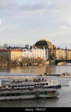 Vue du Pont Charles sur la rivière moldava et le centre-ville. Praga. Repubblica ceca. Foto Stock