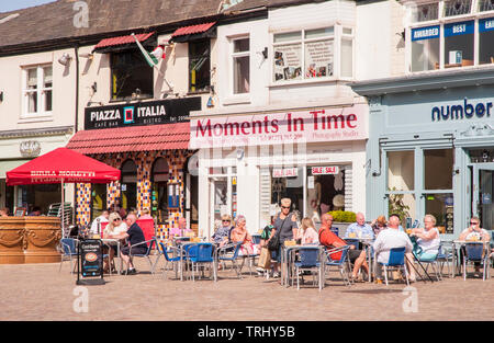 Persone sedute e rilassante al di fuori di un bar per un drink o un pasto in una giornata di sole in Blackpool Lancashire England Regno Unito Foto Stock