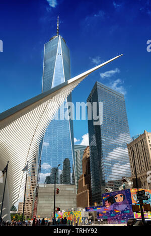 La straordinaria architettura dell'occhio hub di trasporto nel centro cittadino di New York quartiere finanziario della città Foto Stock