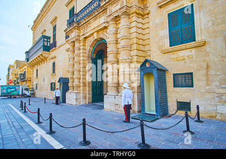 La Valletta, Malta - 17 giugno 2018: La Guardia d'onore alla gate centrale del Grand Master's Palace di St George Square, il 17 giugno a La Valletta. Foto Stock
