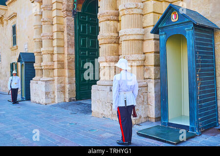 La Valletta, Malta - 17 giugno 2018: La Guardia d'onore di dovere alla gate centrale del Grand Master's Palace, il 17 giugno a La Valletta. Foto Stock