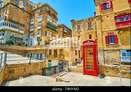 La Valletta, Malta - 19 giugno 2018: l'annata Britannico rosso Phone Booth, situato sulla St Barbara bastione e circondato da medievale quarrters vivente della vecchia Foto Stock