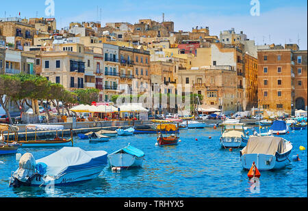 SENGLEA, Malta - 19 giugno 2018: OSSERVARE L-Isla quartieri residenziali di mare con una vista su barche in Vittoriosa marina in primo piano, a giugno Foto Stock
