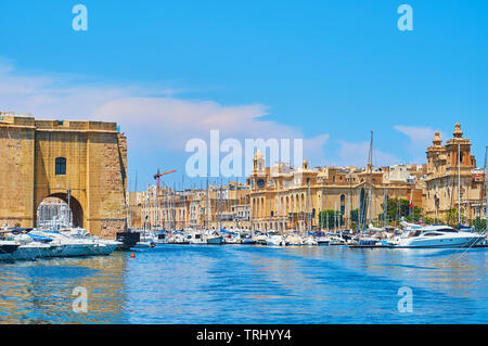 La paesaggistica costa medievale di Birgu con la costruzione del museo marittimo, i campanili della chiesa di San Lorenzo e la pura bastione di L-Isla (Senglea) su op Foto Stock