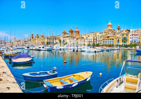 SENGLEA, Malta - 19 giugno 2018: L-Isla lungomare si affaccia Vittoriosa marina con barche, barche da pesca e Birgu città fortificata sul fronte s Foto Stock