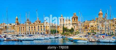 BIRGU, Malta - 19 giugno 2018: Panorama della Scenic skyline di Birgu con i suoi principali monumenti architettonici - Maritime Museum, Chiesa di San Lorenzo e Foto Stock