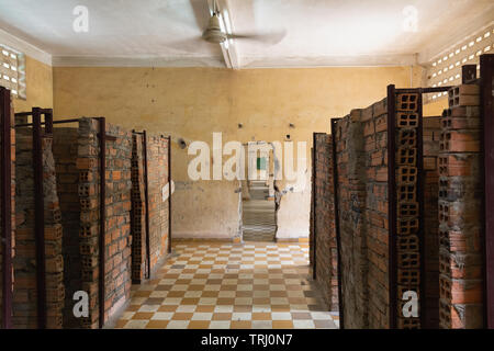 File di mattoni celle di prigione al Museo del Genocidio Tuol Sleng, Phnom Penh, Cambogia, Asia Foto Stock