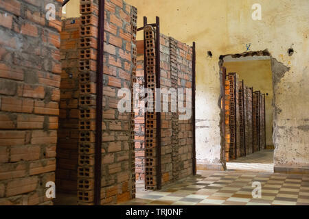 File di mattoni celle di prigione al Museo del Genocidio Tuol Sleng, Phnom Penh, Cambogia, Asia Foto Stock