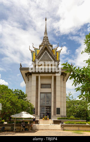 Choeung Ek Genocide Memorial Stupa al Killing Fields, Phnom Penh, Cambogia, Asia Foto Stock