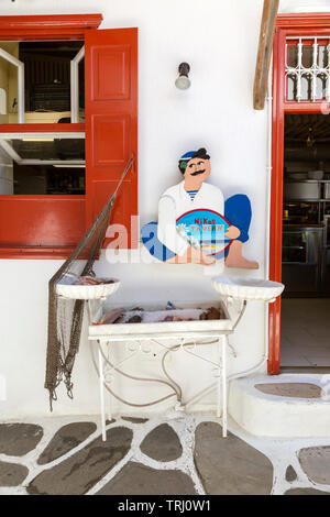 Nikos taverna, pesce fresco display con ristorante segno sopra all'entrata. Sull'isola cicladica di Mykonos in Grecia. Foto Stock