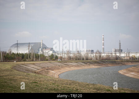 Chernobyl, in Ucraina. 10 Aprile, 2019. Il nuovo confinamento sicuro copre i resti del reattore numero 4 presso la centrale nucleare di Cernobyl, distrutto nel disastro di Chernobyl nel 1986. L'impianto ora siede nel Chernobyl Zona di esclusione in Ucraina. Foto Stock