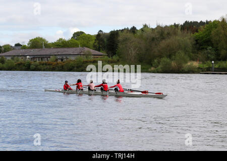 Barca a remi sul fiume Bann, Castleroe, Irlanda del Nord, con una donna coxed quattro tirando verso Coleraine. Foto Stock