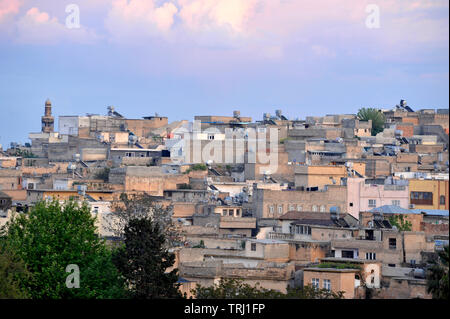 Paesaggio urbano con case ed edifici in collina a Sanliurfa, Turchia Foto Stock