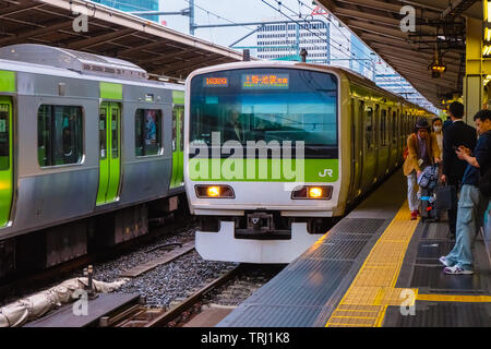 Tokyo, Giappone - 24 Aprile 2018: la linea Yamanote è una stazione ferroviaria linea loop a Tokyo il collegamento di più di Tokyo le principali stazioni e centri urbani Foto Stock