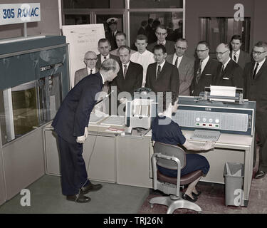 Un venditore dimostrando ai potenziali clienti in Chicago IBM RAMAC computer. Il 5 marzo 1958. Foto Stock