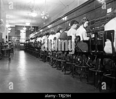 Manuale di operatori del centralino chiamate collegate mediante inserimento di una coppia di tappi di telefono nell'apposito jack. 1953. Immagine da 4x5 pollici negativo. Foto Stock