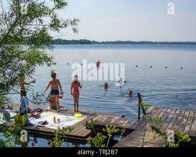 La gente di nuoto nel Spiegelplas ('Mirrorlake"), creato da estrazione di sabbia, in Nederhorst den Berg, Paesi Bassi. Foto Stock