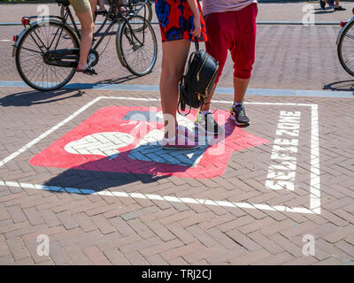 I turisti tenendo selfies in una determinata zona selfie davanti al Rijksmuseum di Amsterdam, Paesi Bassi. Foto Stock