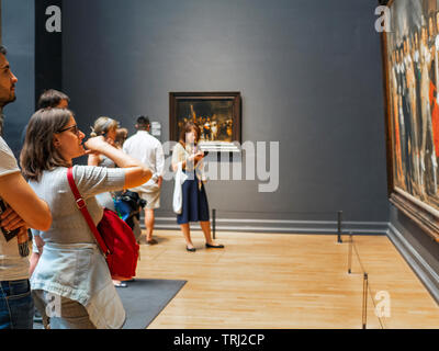 I visitatori di fronte alla pittura, di ufficiali e di altri membri della Milizia del distretto VIII di Amsterdam ha portato dal capitano Roelof Bicker e tenente Foto Stock