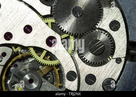 Vintage watch movimento di close-up. Mostra denti, ruote e gioielli. Foto Stock