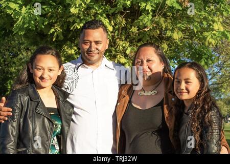 Ritratto di una giovane famiglia Maori presi all'aperto Foto Stock