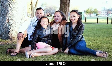 Ritratto di una giovane famiglia Maori presi all'aperto Foto Stock