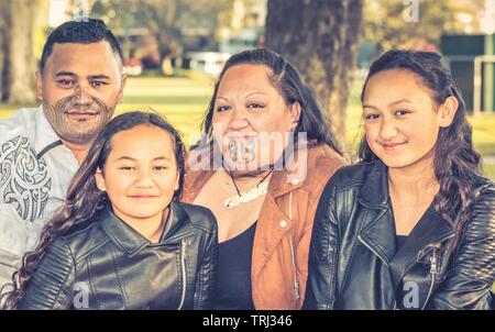 Ritratto di una giovane famiglia Maori presi all'aperto Foto Stock