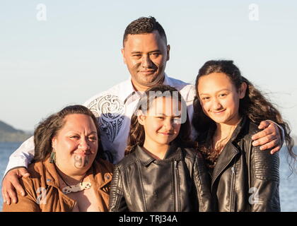 Ritratto di una giovane famiglia Maori presi all'aperto Foto Stock