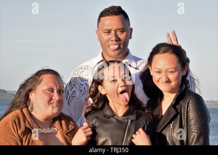 Ritratto di una giovane famiglia Maori presi all'aperto Foto Stock