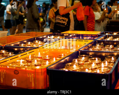 SINGAPORE, 18 maggio 2019 - vista ravvicinata di lampade ad olio in primo piano a Vesak celebrazioni per la giornata al Tempio di Bright Hill. Foto Stock