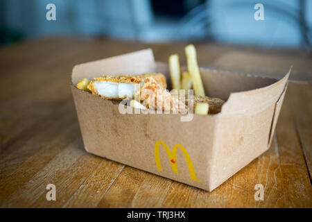 Una scatola di Mcdonald's Fish & Chips (pesce e patatine fritte). Foto Stock