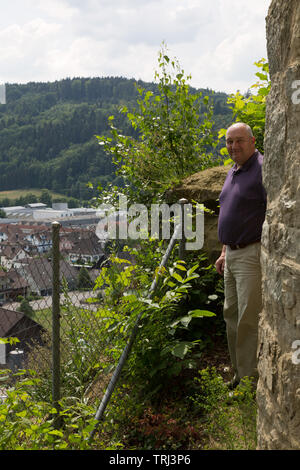 Un turista americano passeggiate il perimetro di Castel Trostburg in Teufenthal Argovia, Svizzera. Foto Stock