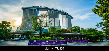 Singapore - 30 Aprile, 2019 : Bayfront MRT uscire accanto a fantasia floreale, con Marina Bay Sands in discesa. Fantasia floreale è la più recente attrazione. Foto Stock