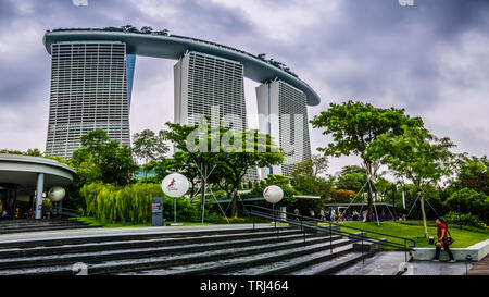 Singapore - 30 Aprile, 2019 : Bayfront MRT uscire accanto a fantasia floreale, con Marina Bay Sands in discesa. Fantasia floreale è la più recente attrazione. Foto Stock