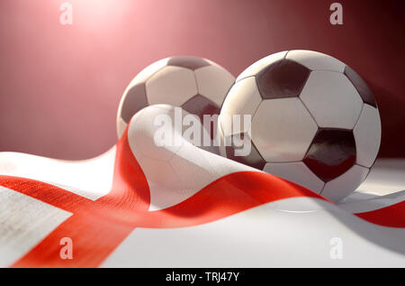 Due regolari pannello cucire palloni da calcio in appoggio su un drappo Inghilterra bandiera su un isolato dark di sfondo per studio - 3D render Foto Stock