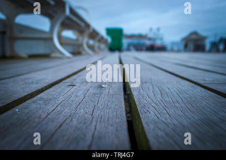 Una vista dal basso angolo e dalla profondità di campo stretta del ponte del molo Cromer a Norfolk Foto Stock