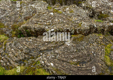 Piccolo rift in lava la divisione americana e continentale eurasiatica placche tettoniche in Silfra, Islanda Foto Stock