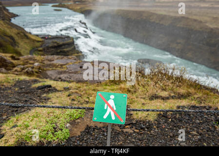 Non passare segno, con la cascata di Gullfoss in background, Islanda Foto Stock