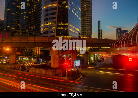 Chong Nonsi stazione BTS a Bangkok dopo il tramonto Foto Stock