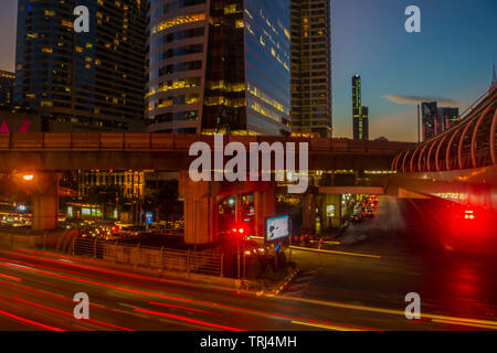 Chong Nonsi stazione BTS a Bangkok dopo il tramonto Foto Stock