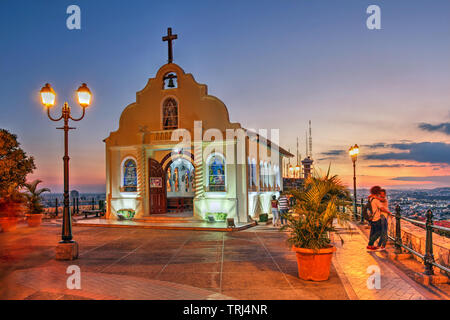 Cappella di Santa Ana sulla collina di Santa Ana durante un glorioso tramonto a Guayaquil, Ecuador. Foto Stock