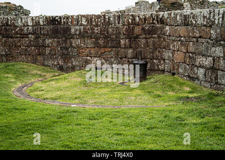 Barbette di difesa costiera, 1814-1822 Peel Castello, Isola di Man, UK. Due 10 pounder pistole montate su perni formata da 1781 canon batteria con cingoli Foto Stock